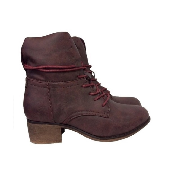 Shoes - NIB lace up boots
